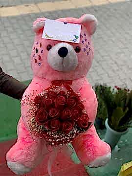 Pembe Peluş Ayıcık Ve Güller