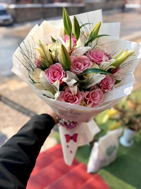 Pembe Gül & Beyaz Lilyum Buketi