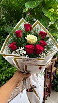7 Kırmızı 1 Beyaz Gül